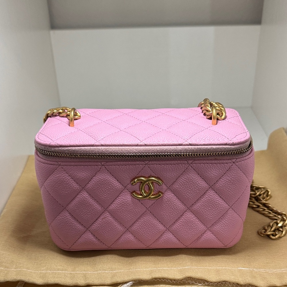 Chanel vanity Pink Quilted Mini Bag with Gold Chain. 100% authentic.